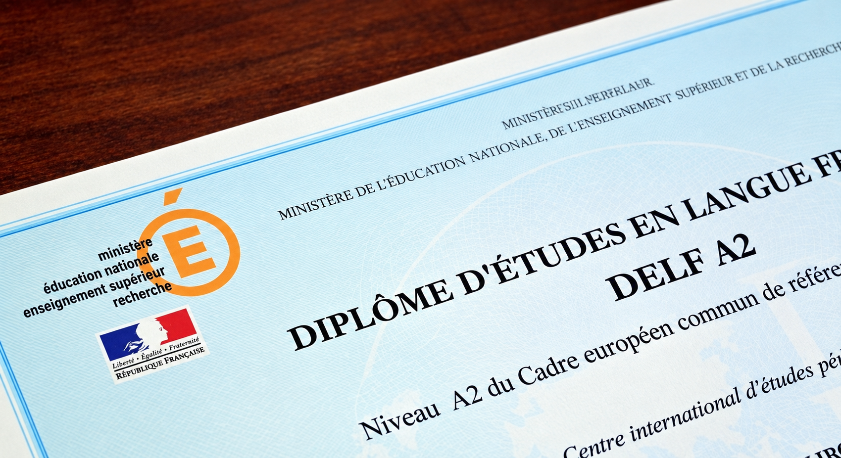 Certificat delf a2 sur bureau en bois
